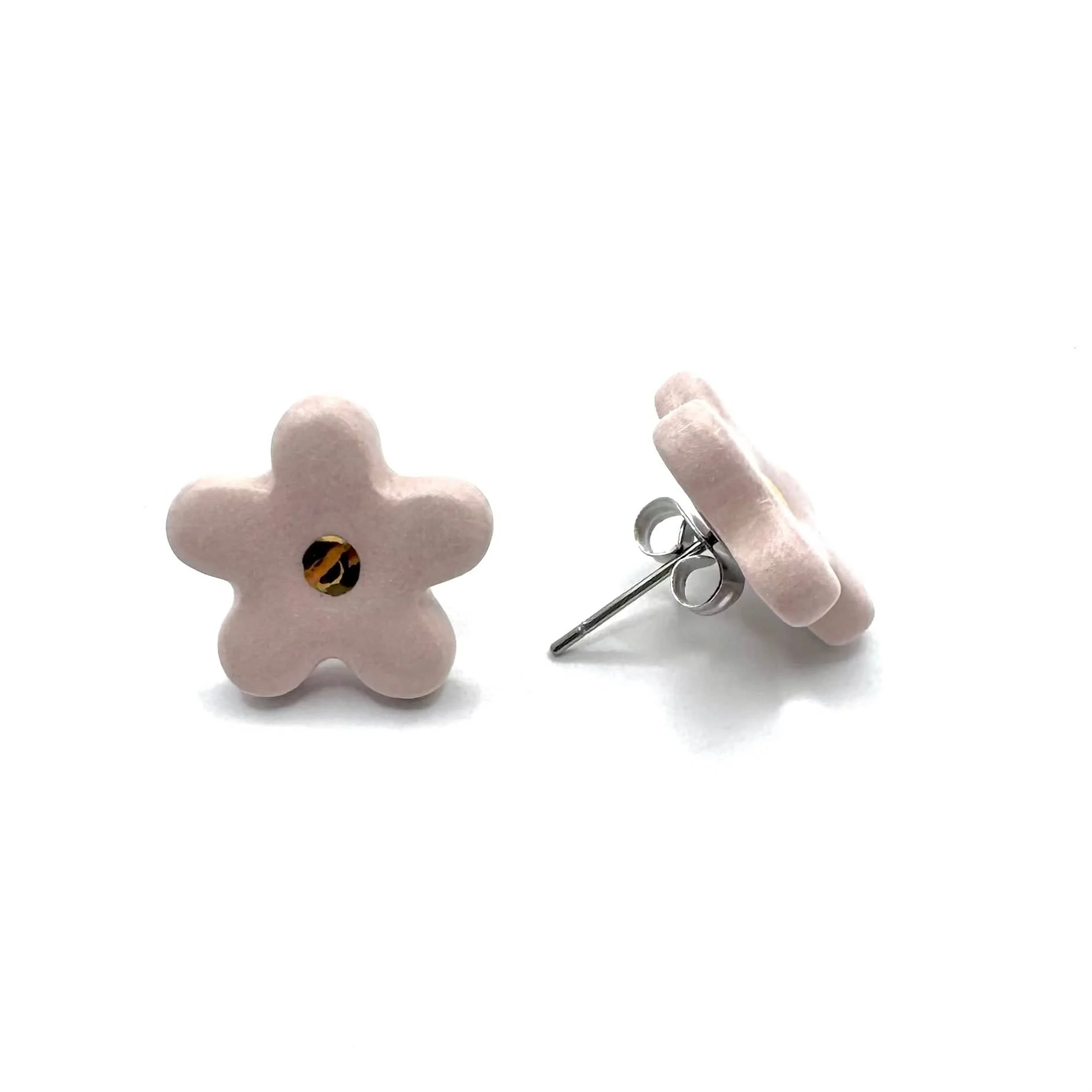 Margherita | Handcrafted pink floral ceramic stud earrings with golden detail - Image 3