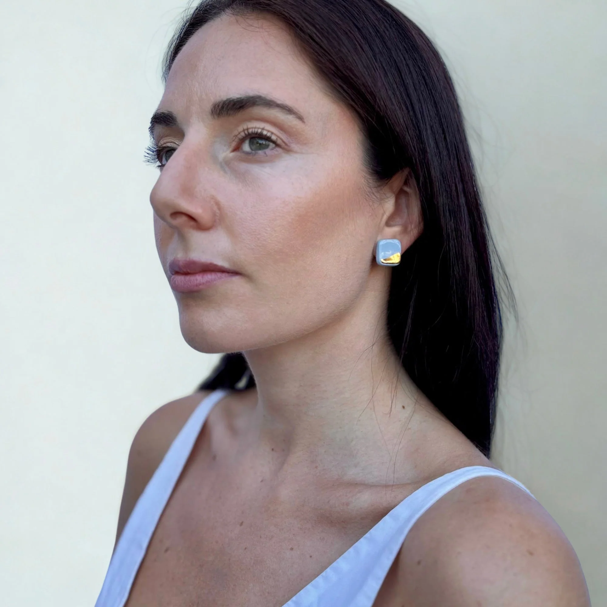 Nilo | Handcrafted light blue and gold ceramic earrings - Image 4