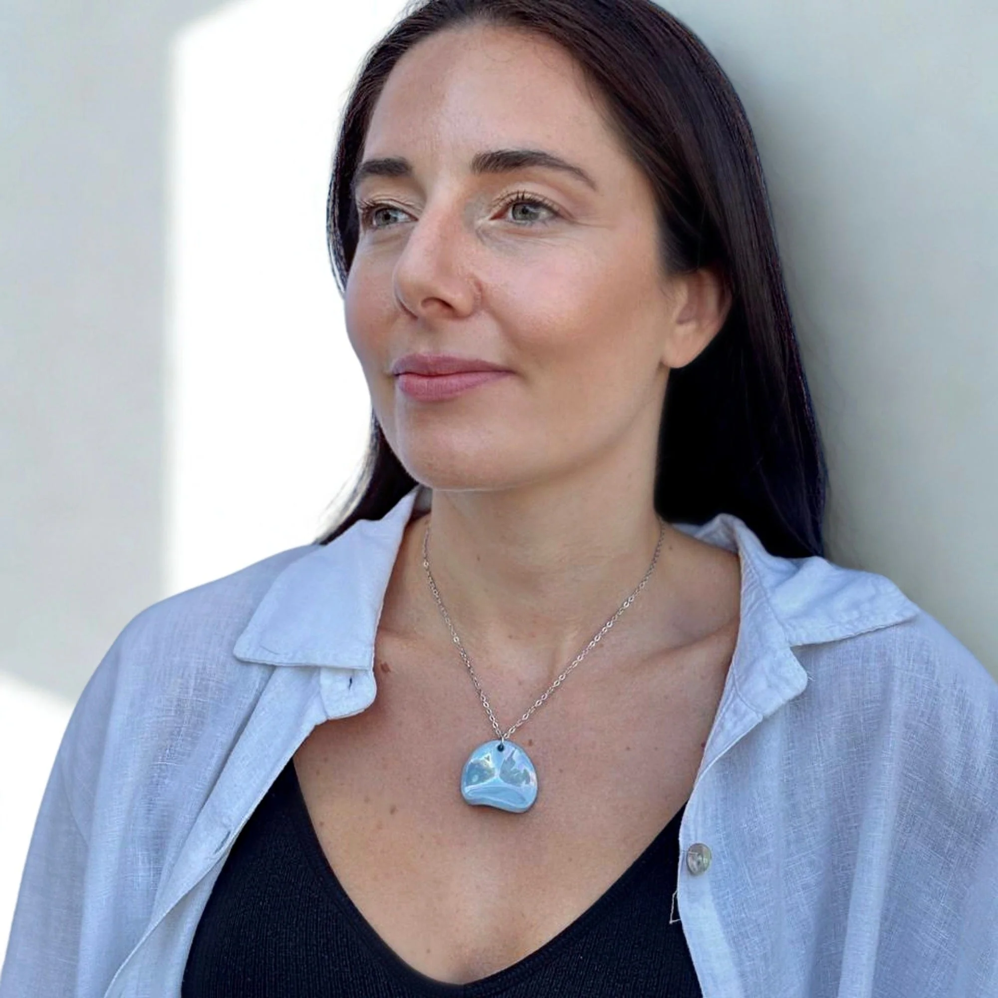 Perla | Handcrafted pearl light blue ceramic necklace - Image 3
