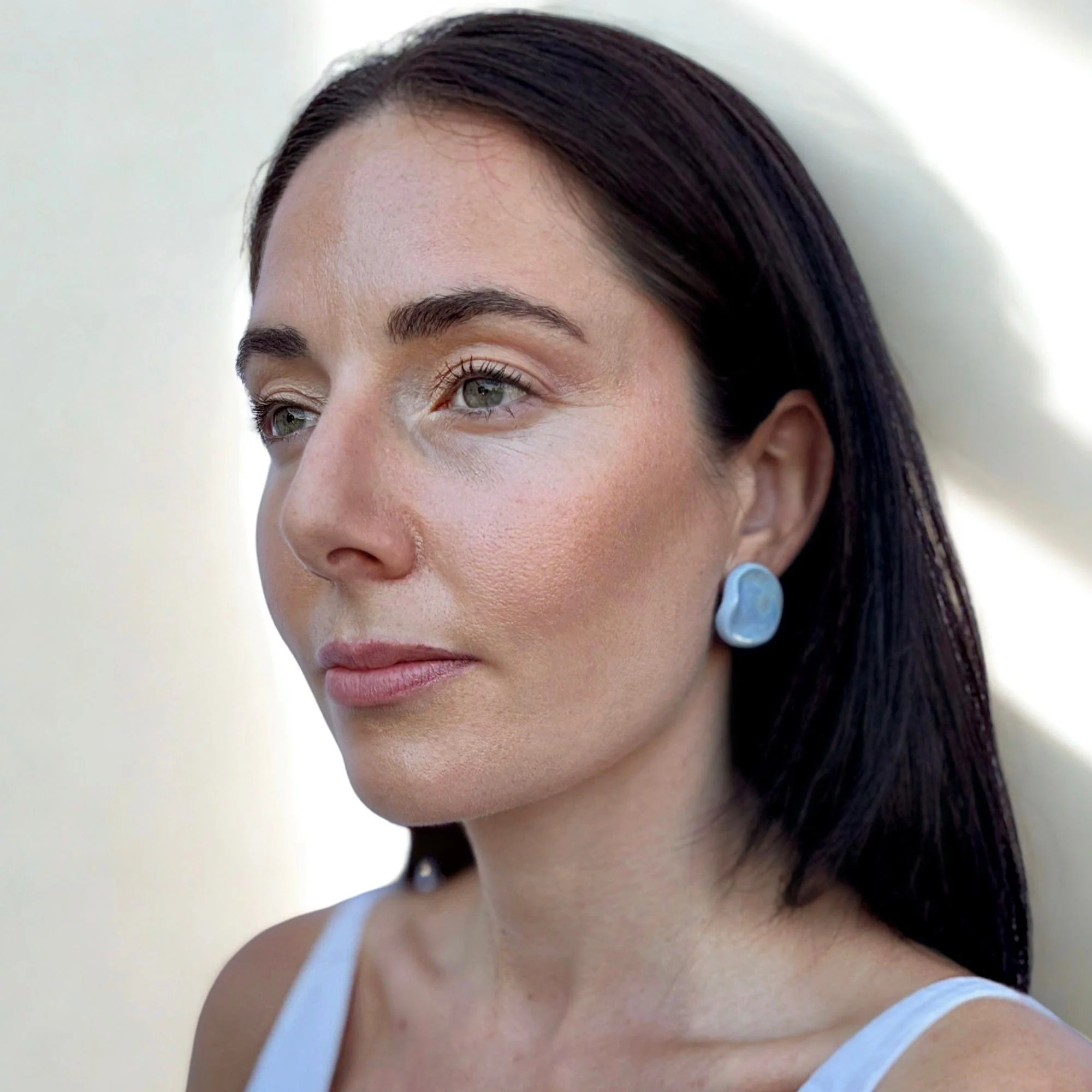 Perla | Handcrafted pearl light blue ceramic stud earrings - Image 4