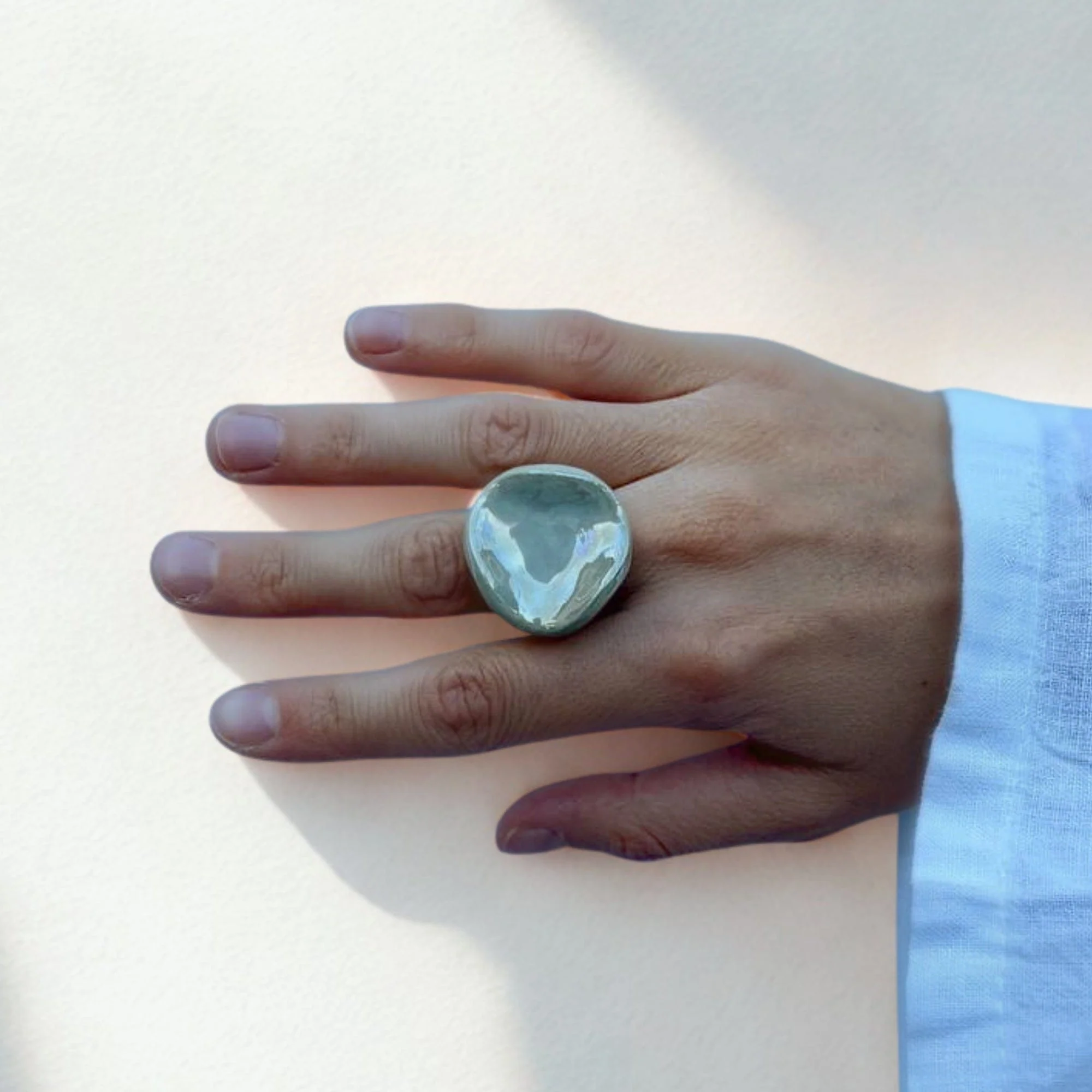 Perla | Handcrafted pearl-sage green ceramic ring - Image 4