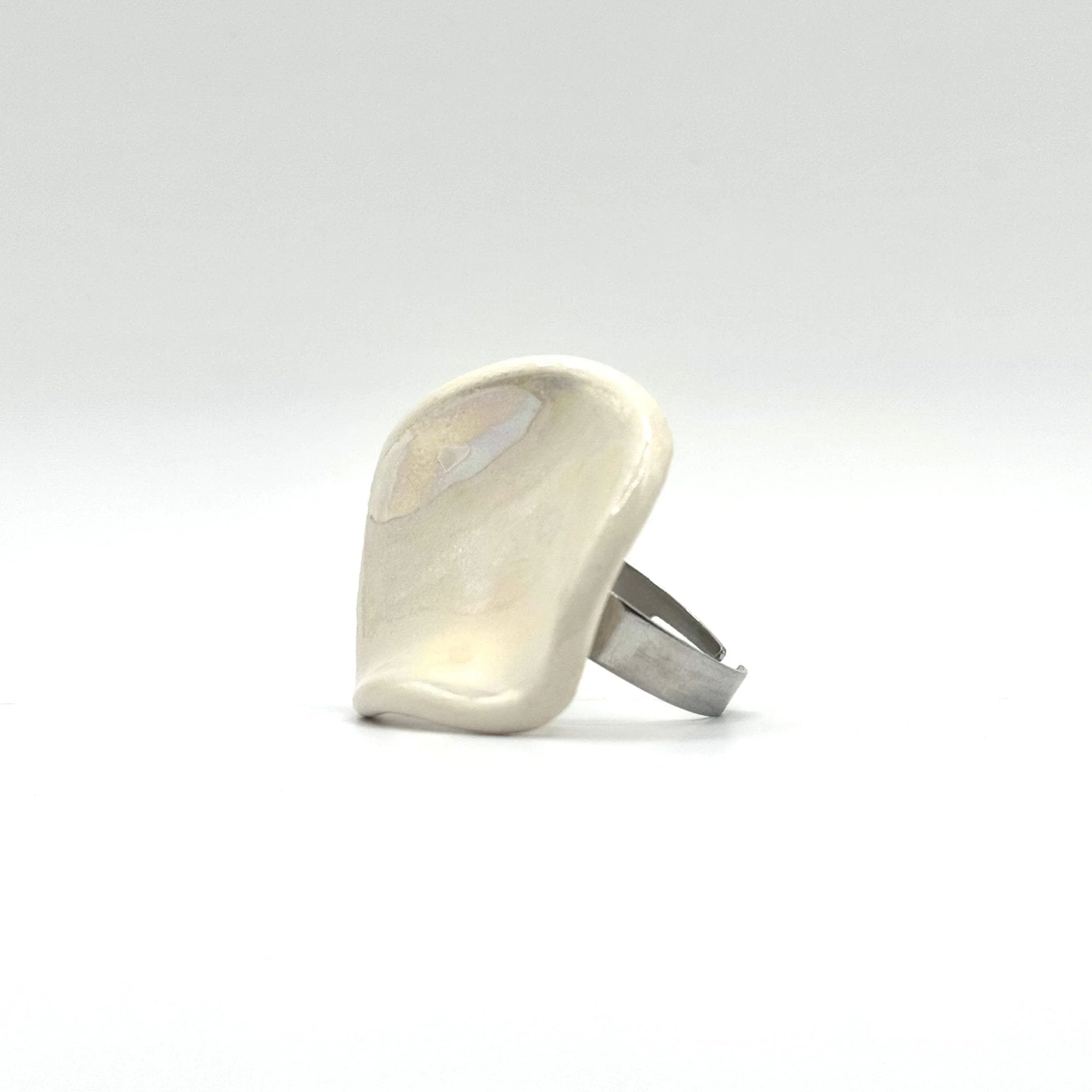 Perla | Handcrafted pearl-white ceramic ring - Image 2